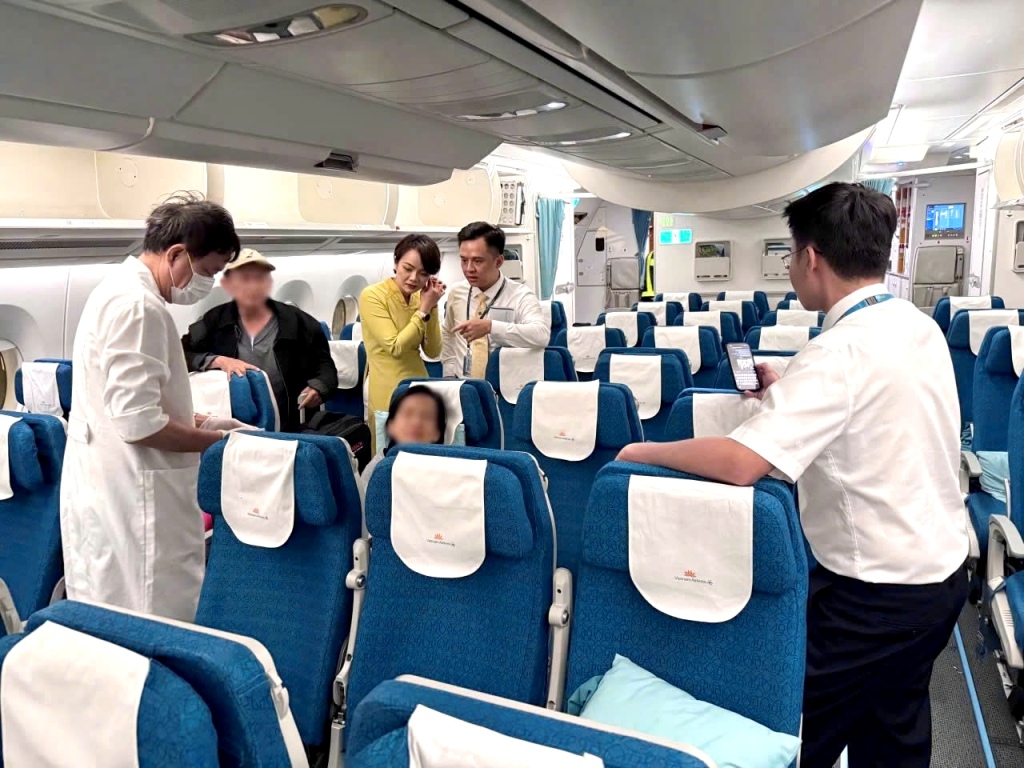 Cấp cứu kịp thời hành khách trên chuyến bay của Vietnam Airlines 